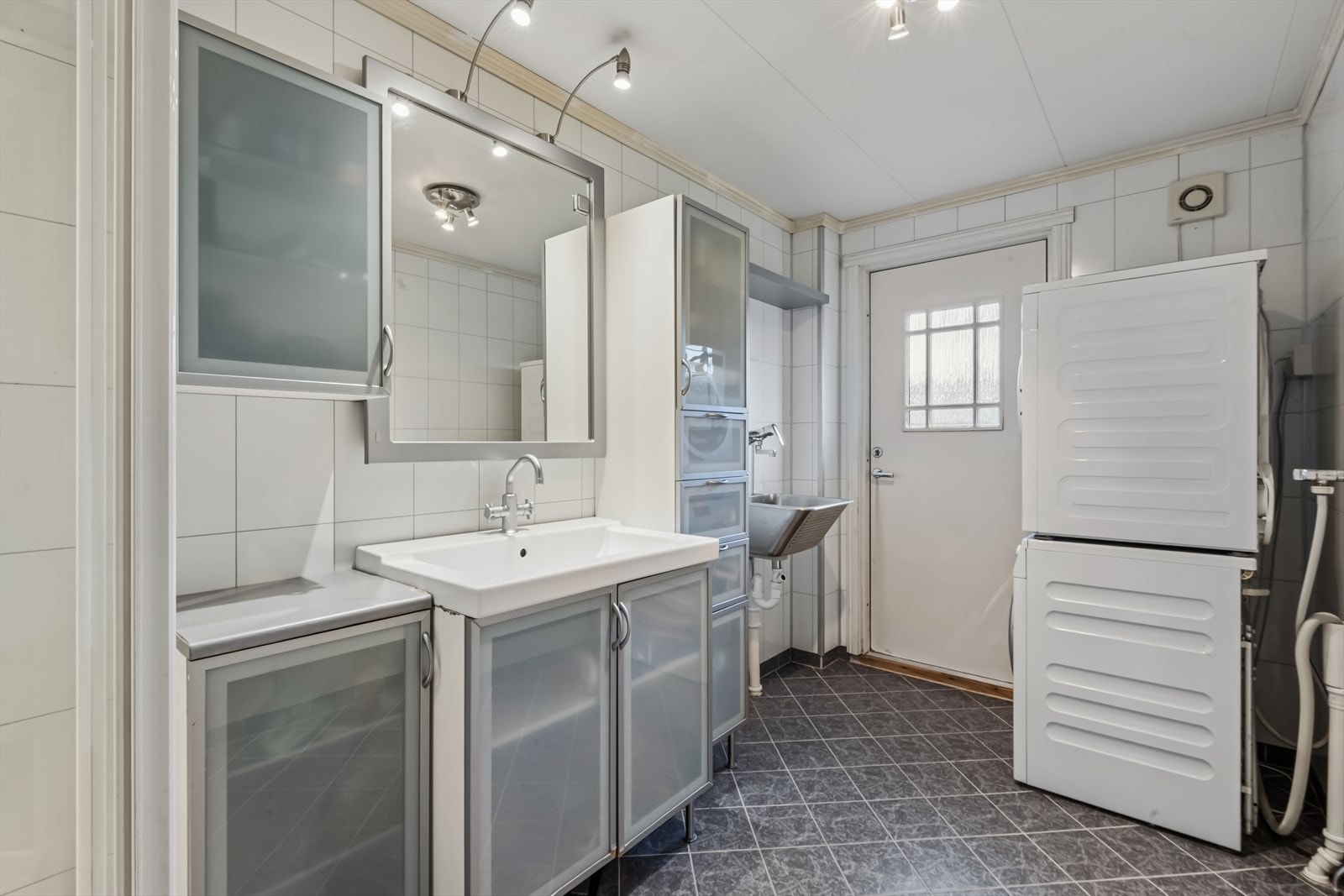 Lyst og pent bad/vaskerom med flislagt gulv og varmekabler. Galleribilde