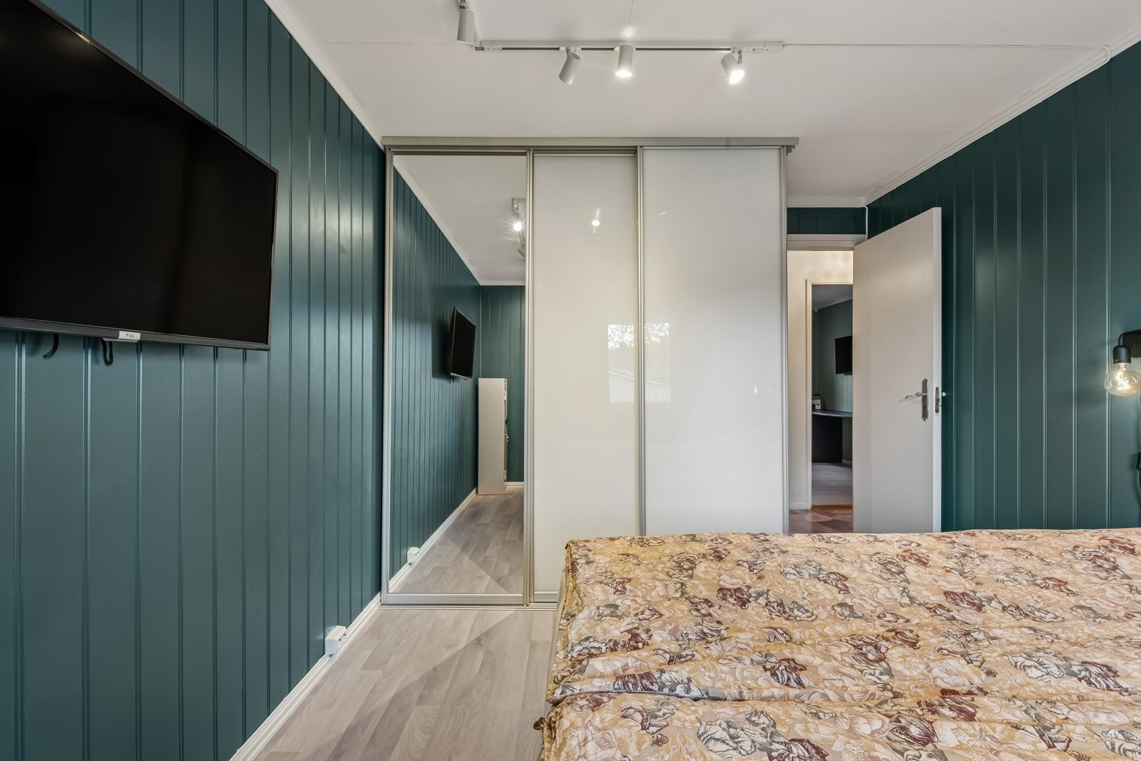 Soverom 1 byr på god plass for dobbeltseng, nattbord og en stor innebygget skyvedørsgarderobe. Galleribilde