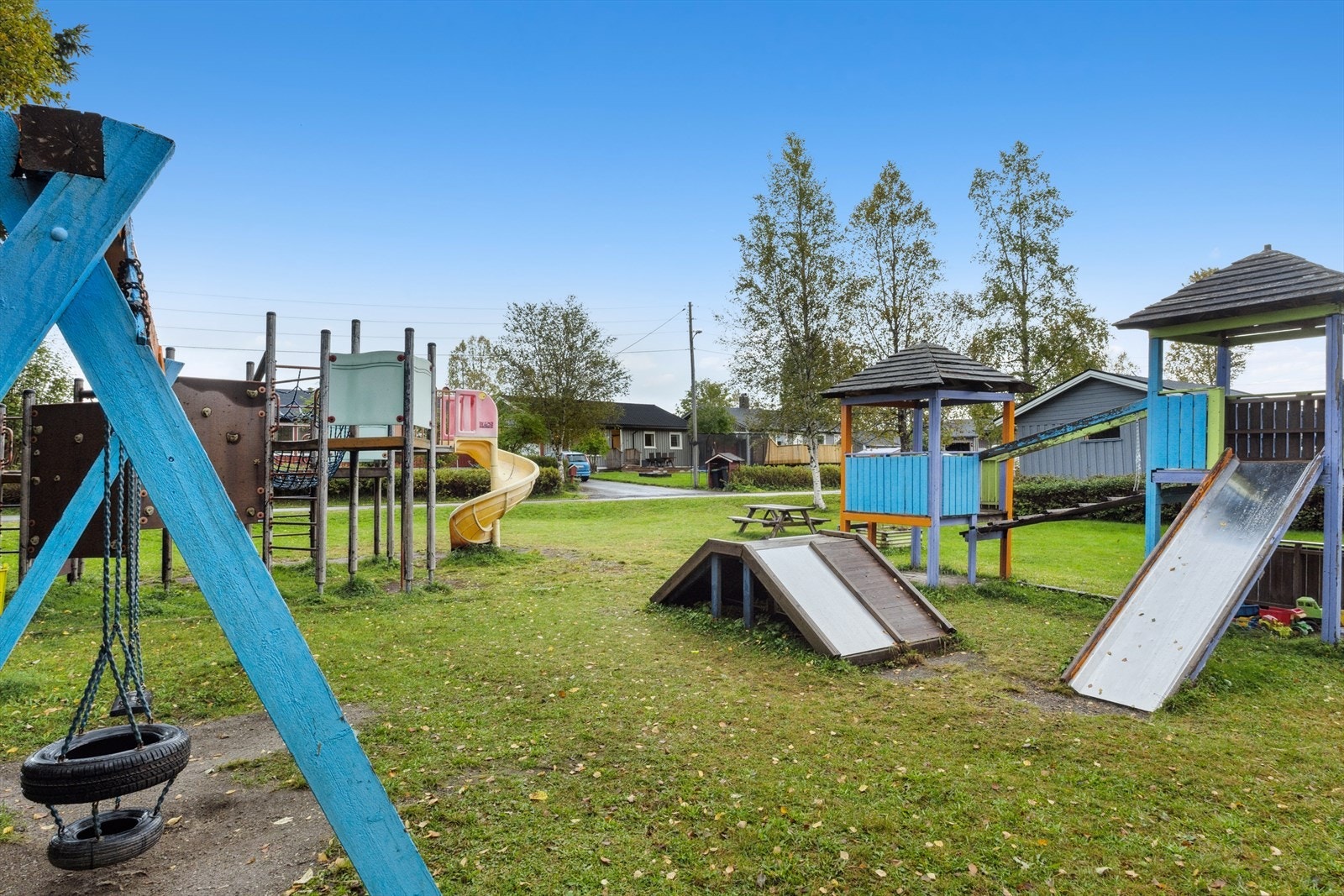 Lekeplass finner du rett over gata. Galleribilde