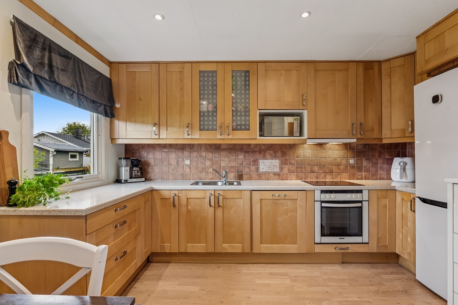 Pent kjøkken med integrert stekeovn, platetopp og oppvaskmaskin. Plass for frittstående kjøl/frys. Galleribilde