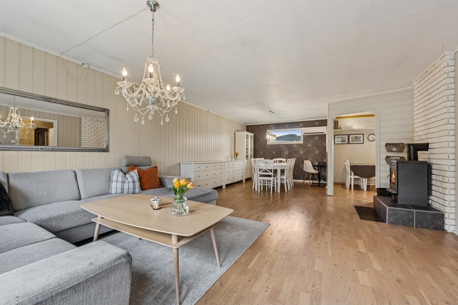 Peisovnen bidrar til å varme opp både rom og stemning. Det er også etablert varmepumpe. Galleribilde