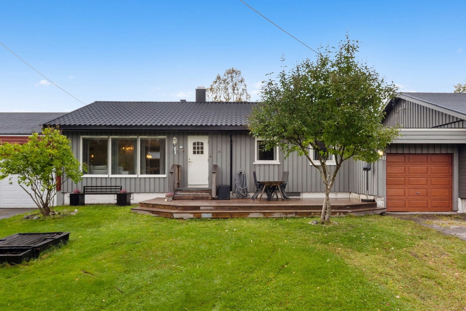 Solrik terrasse og hage i front. Galleribilde