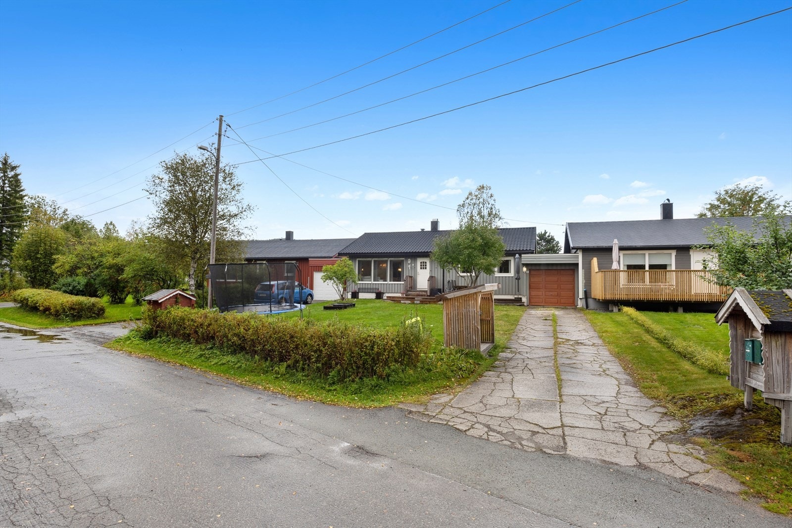 Lang innkjørsel med plass for flere biler. Galleribilde