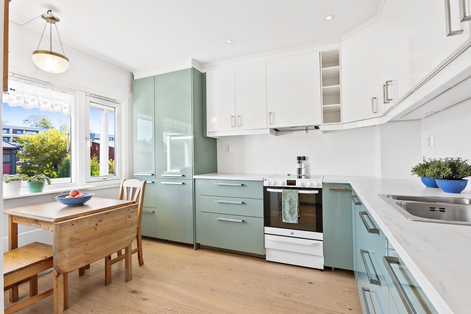 Pent kjøkken med mye skapplass Galleribilde