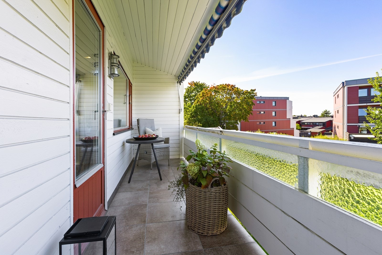 Balkong med hyggelig utsyn og gode solforhold Galleribilde