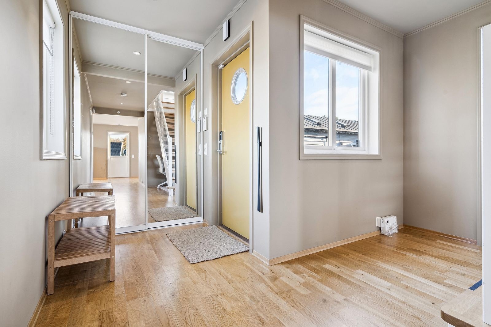 Romslig inngangsparti med skyvedørsgarderobe og god plass til oppbevaring - Alarmsystem inkludert! Galleribilde