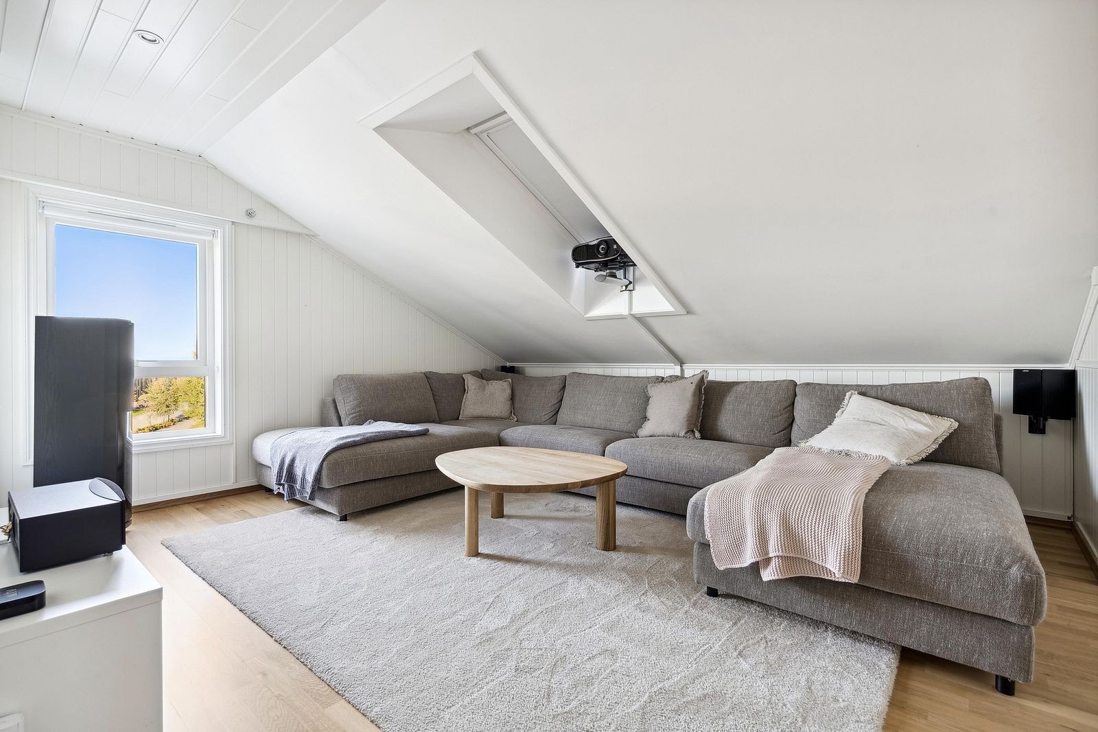 Stor stue i øvre etasje - Grunnpakke TV og Internett er inkludert! Galleribilde