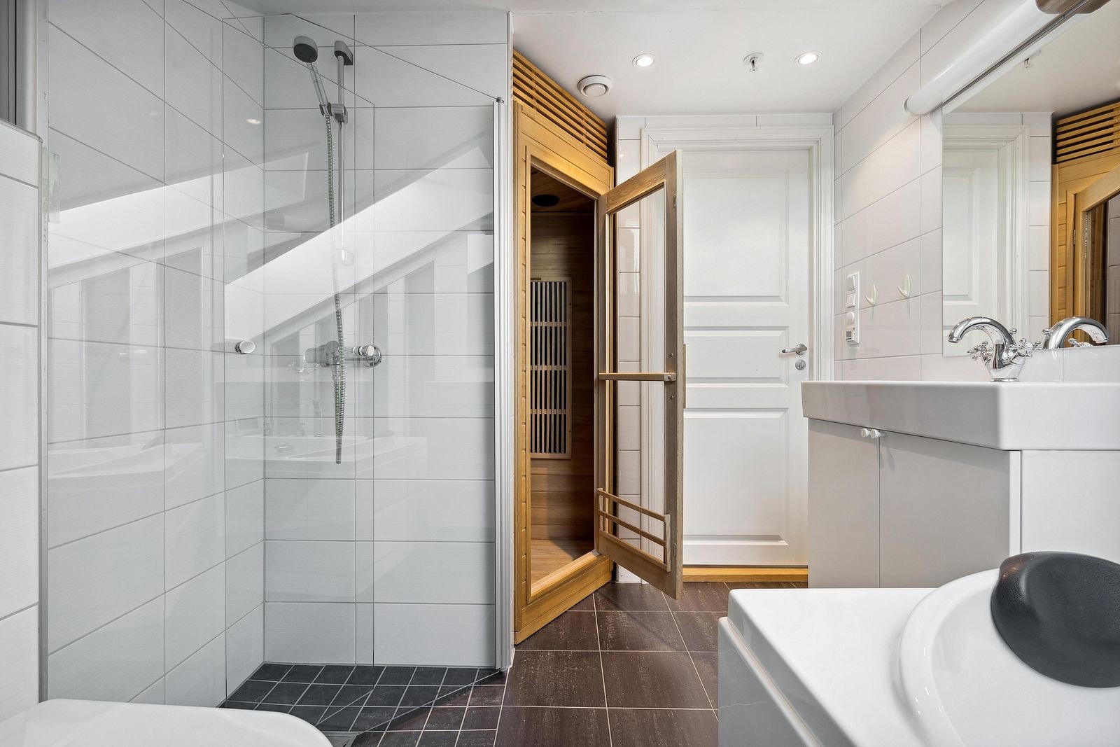 Hovedbadet har også dusj og badstu Galleribilde