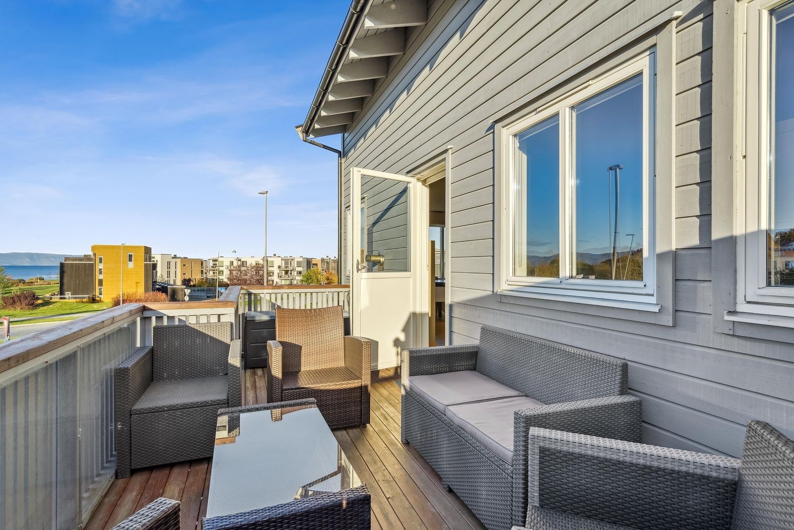 Stor balkong med gode solforhold - Utsikt mot havet Galleribilde
