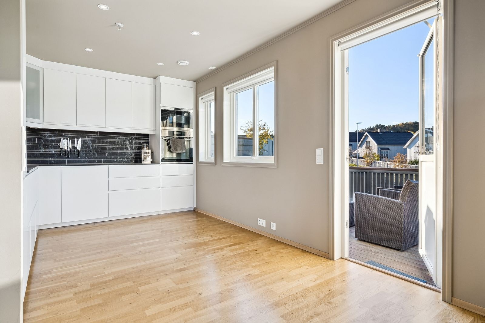 Lyst og moderne kjøkken med direkte utgang til boligens balkong! Galleribilde