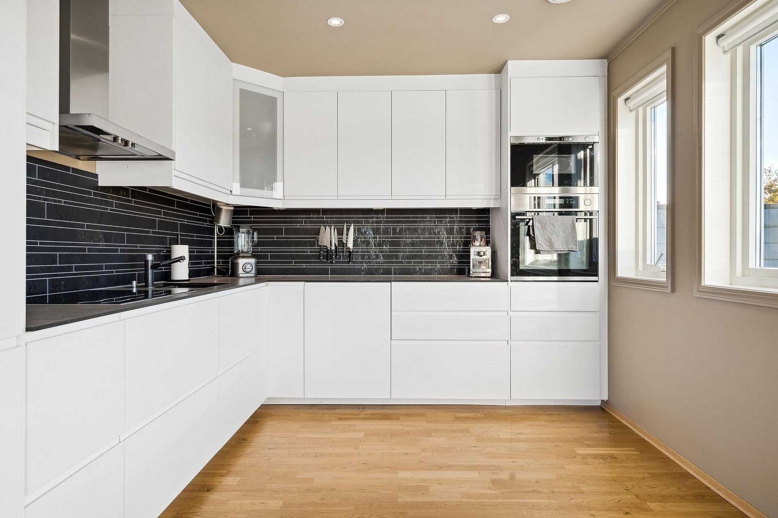 Kjøkkenet har integrerte hvitevarer Galleribilde