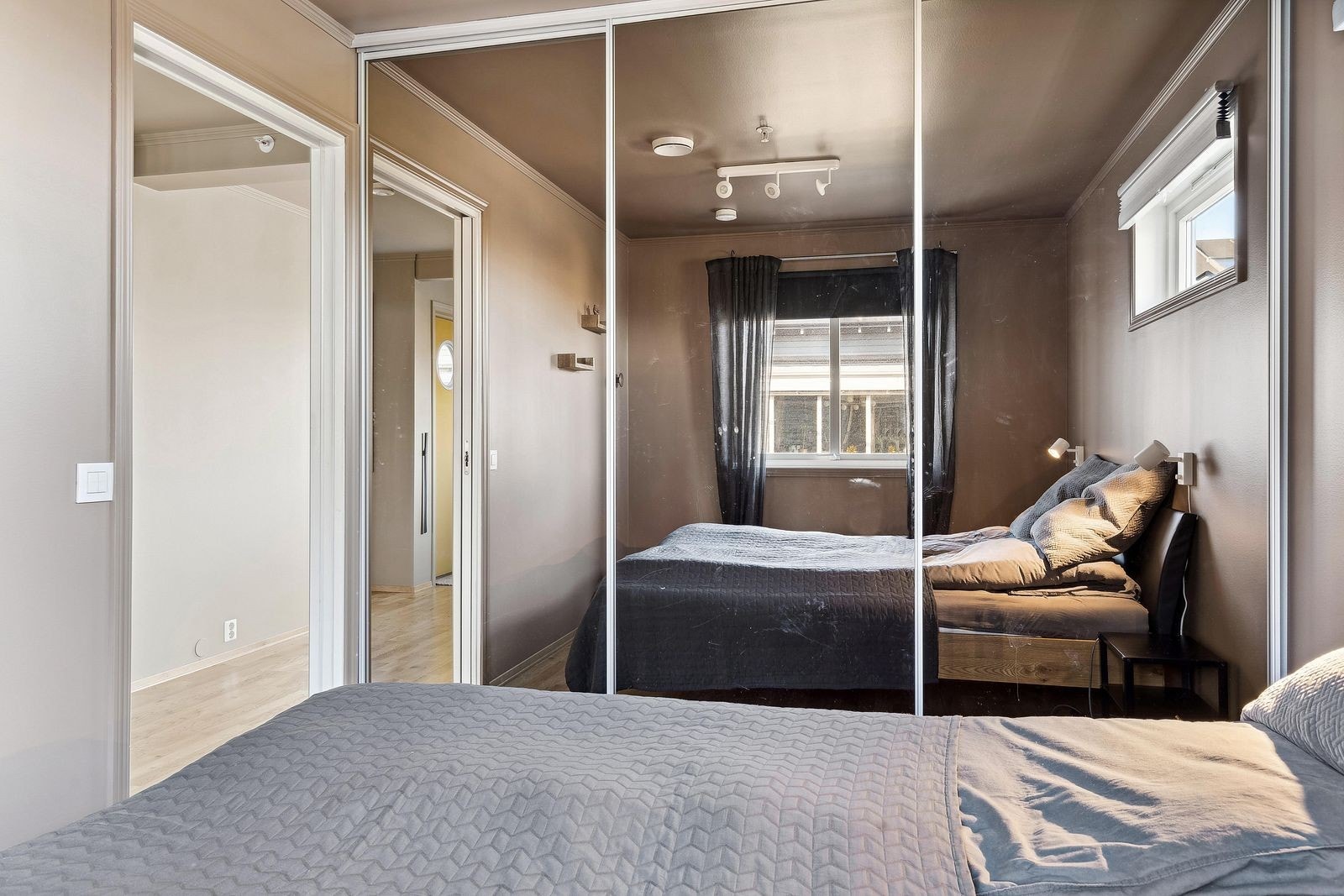 Hovedsoverommet har også en stor skyvedørsgarderobe med god plass til oppbevaring Galleribilde