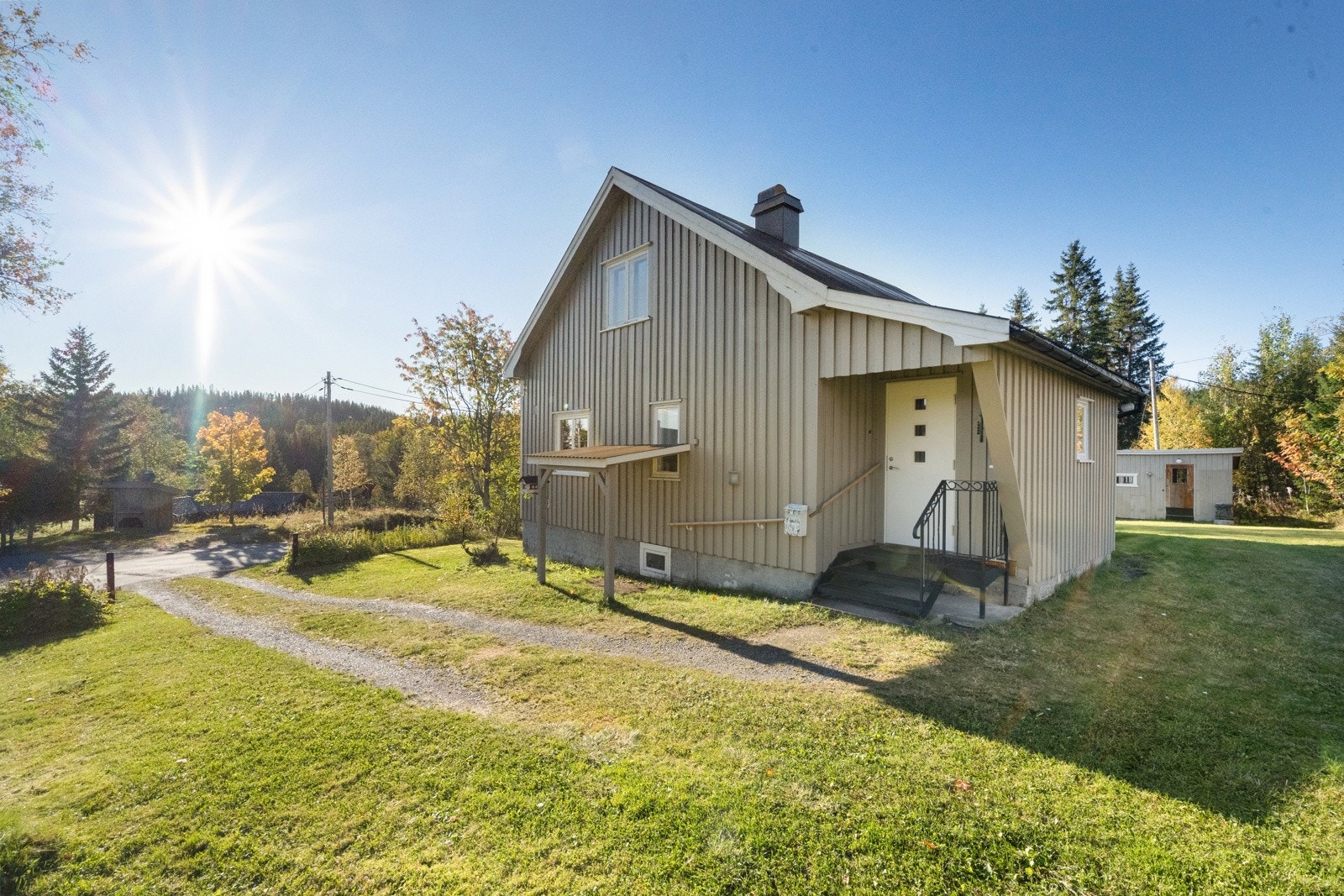 Eiendommen har god lagringsplass med både uthus og en garasje med elektrisk port og et isolert rom, ideelt som verksted eller hobbyrom Galleribilde