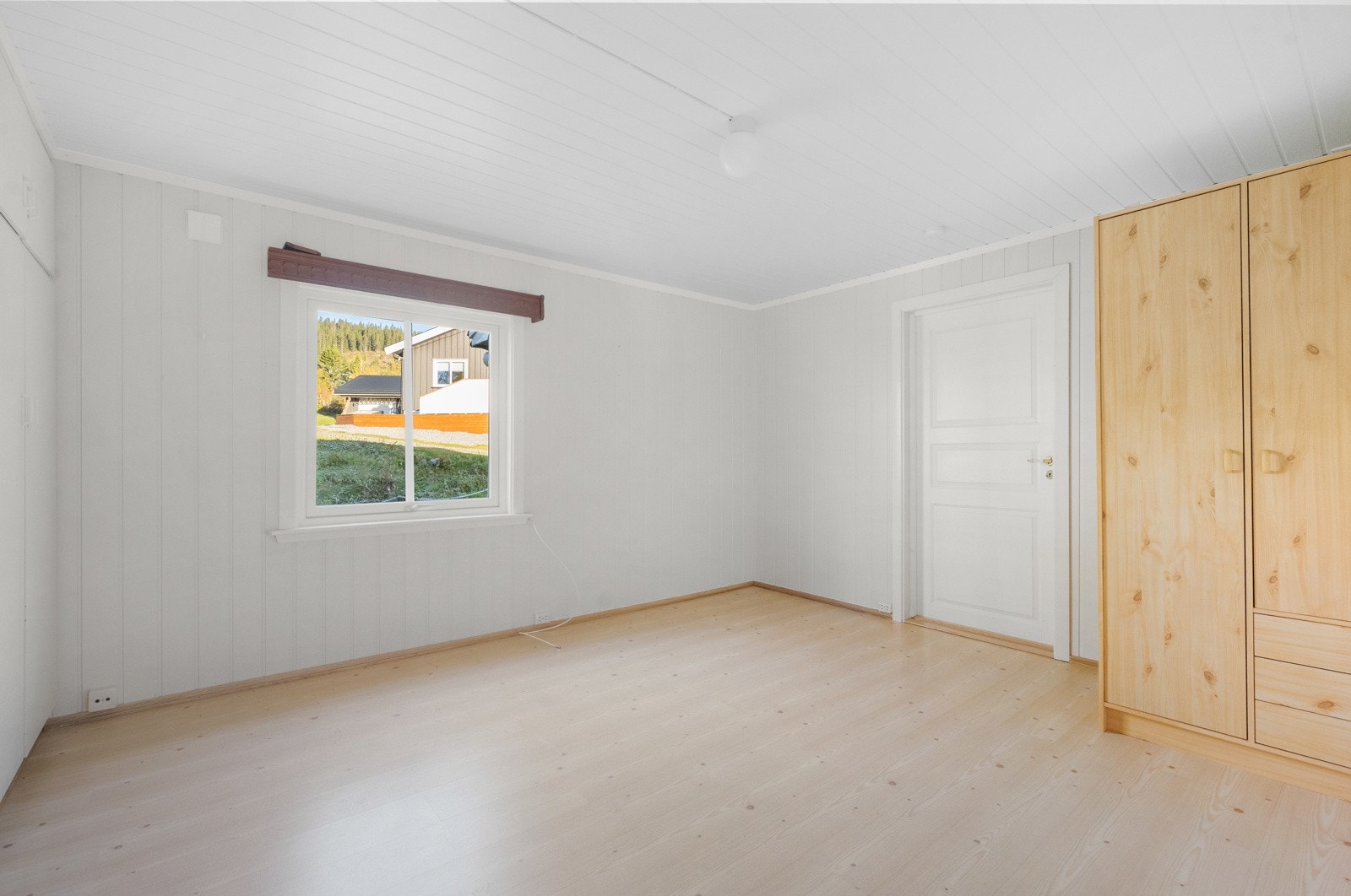 Boligen har totalt tre soverom, ett i første etasje og to i loftsetasjen Galleribilde