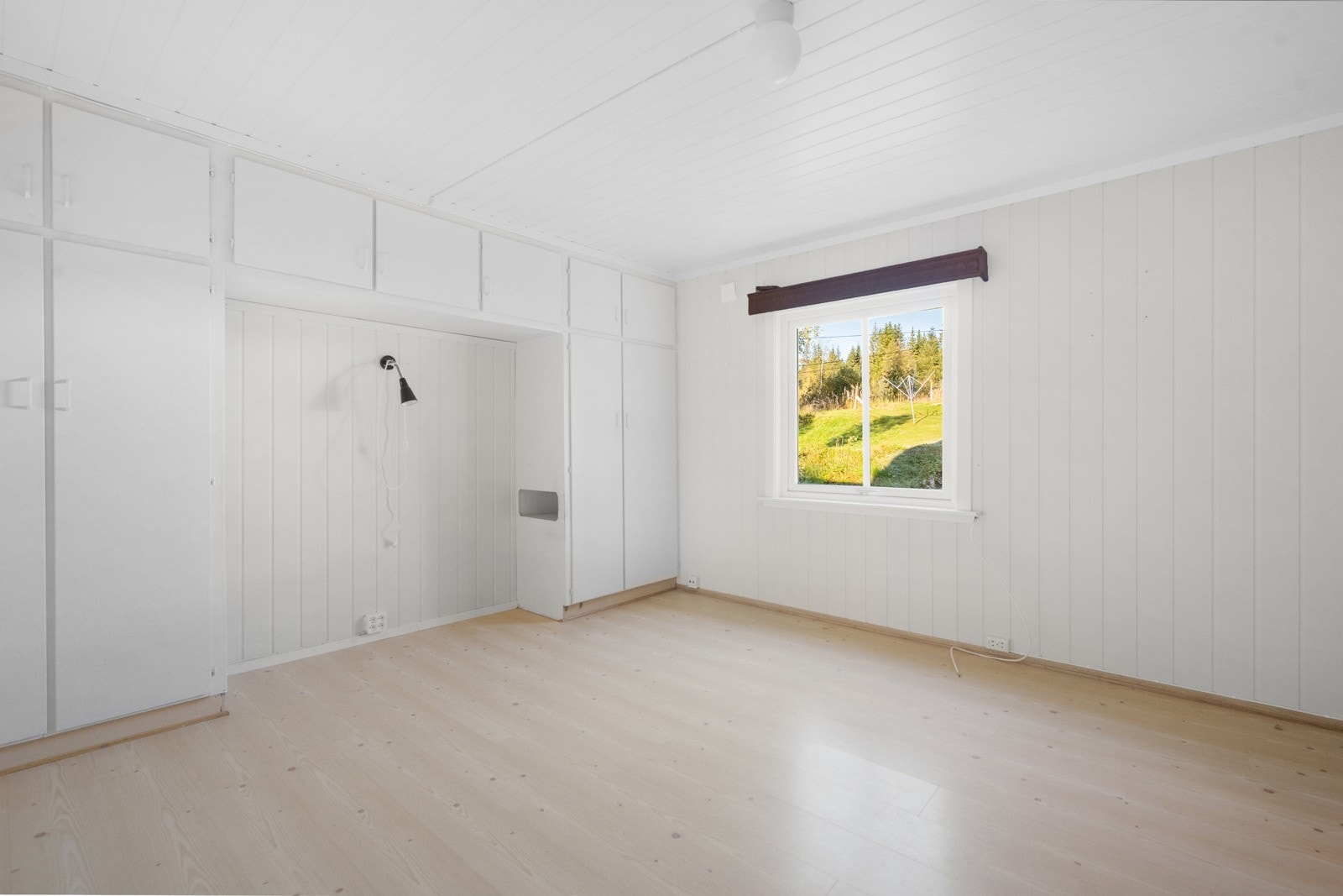 Soverommene er utstyrt med plassbygde garderobeskap Galleribilde