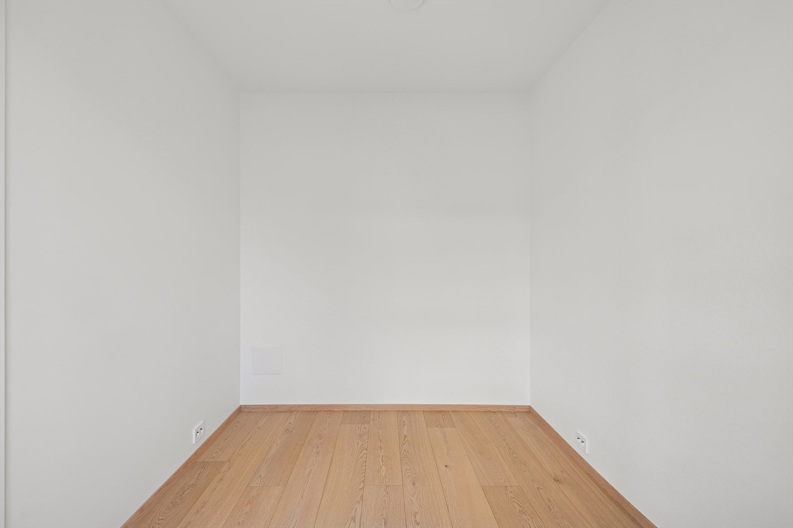 Lys og romslig soveplass med plass til dobbeltseng, nattbord og garderobeskap. Galleribilde