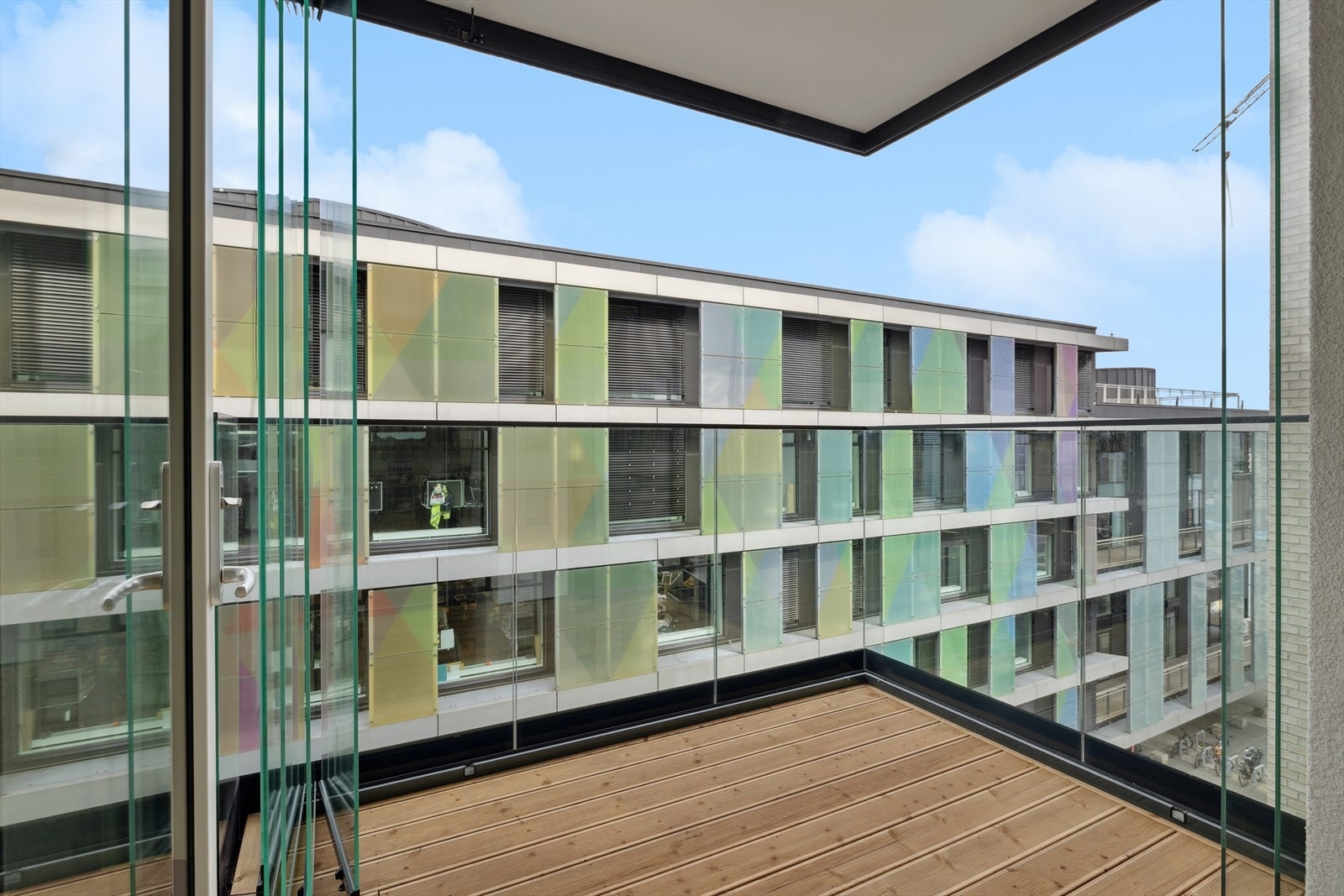 Overbygget balkong med skyvedører som kan åpnes og lukkes - utvider oppholdsarealet i sommerhalvåret. Galleribilde