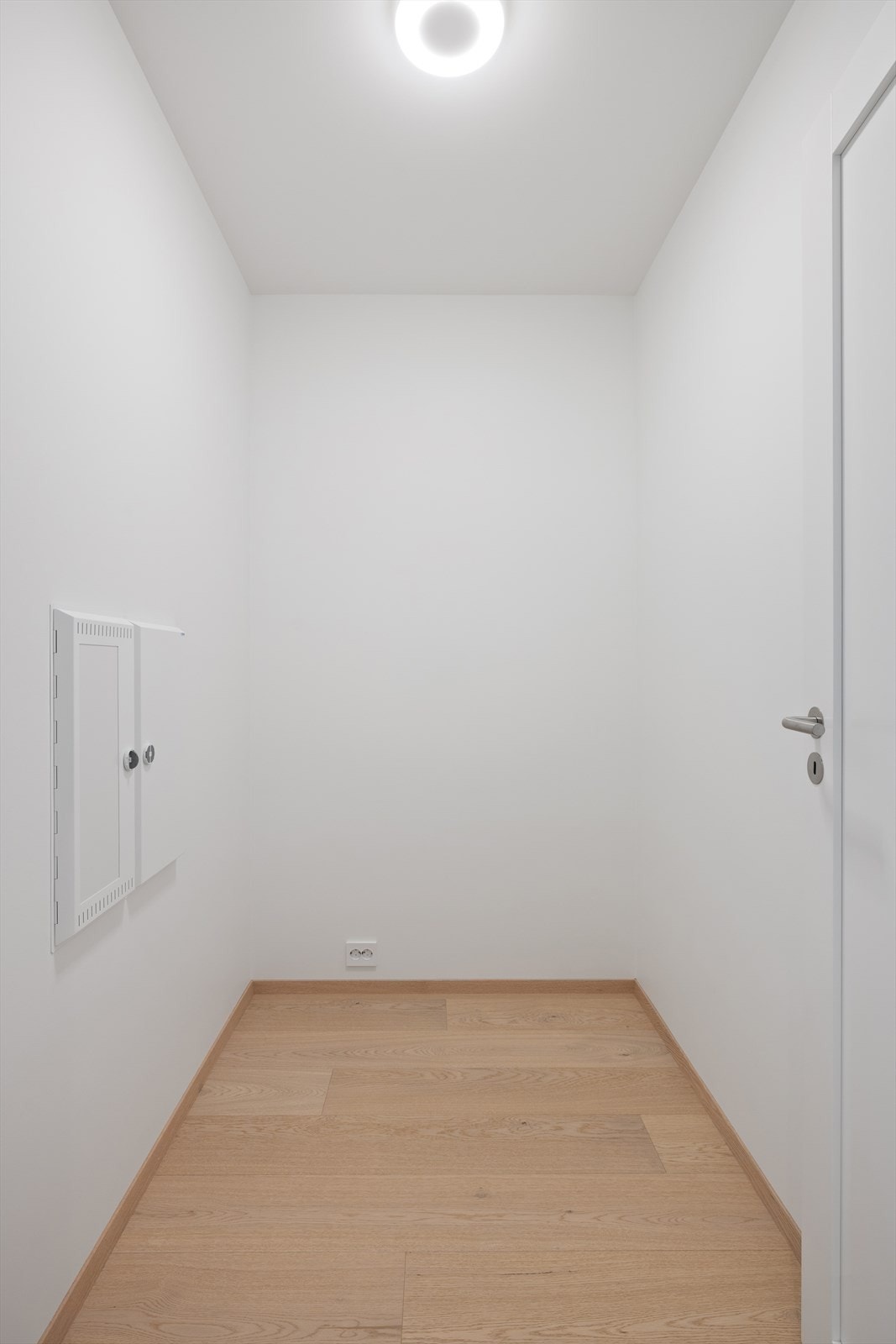 Praktisk innvendig bod med enkel tilgang fra entréen - perfekt for oppbevaring av sko, yttertøy og annet. Galleribilde