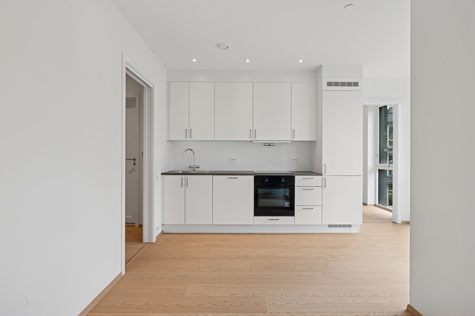 Lys og innbydende stue med åpen planløsning til kjøkkenet - perfekt for sosialt liv og hygge. Galleribilde