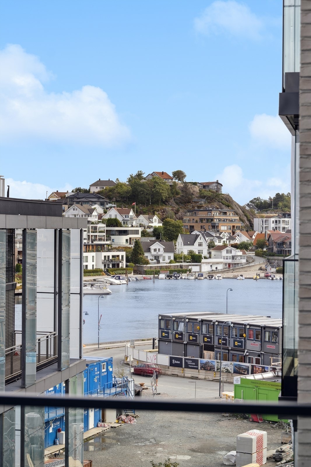 Perfekt sted for morgenkaffe eller kveldskos med utsikt og sjøluft rett utenfor stuedøren. Galleribilde