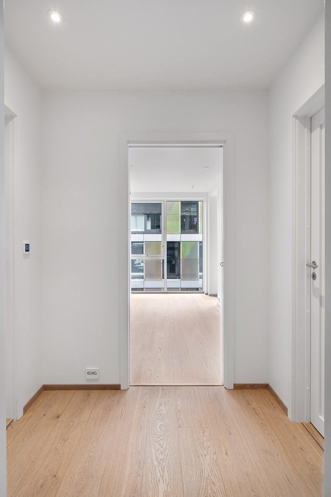 Lys og trivelig entré som ønsker deg velkommen og setter tonen for resten av boligen. Galleribilde