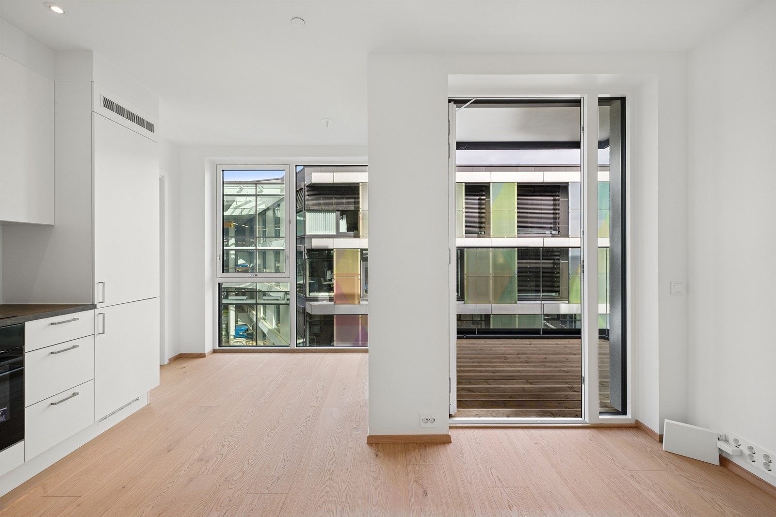 Her kan du nyte en lys og luftig atmosfære med direkte utgang til den overbygde balkongen. Galleribilde