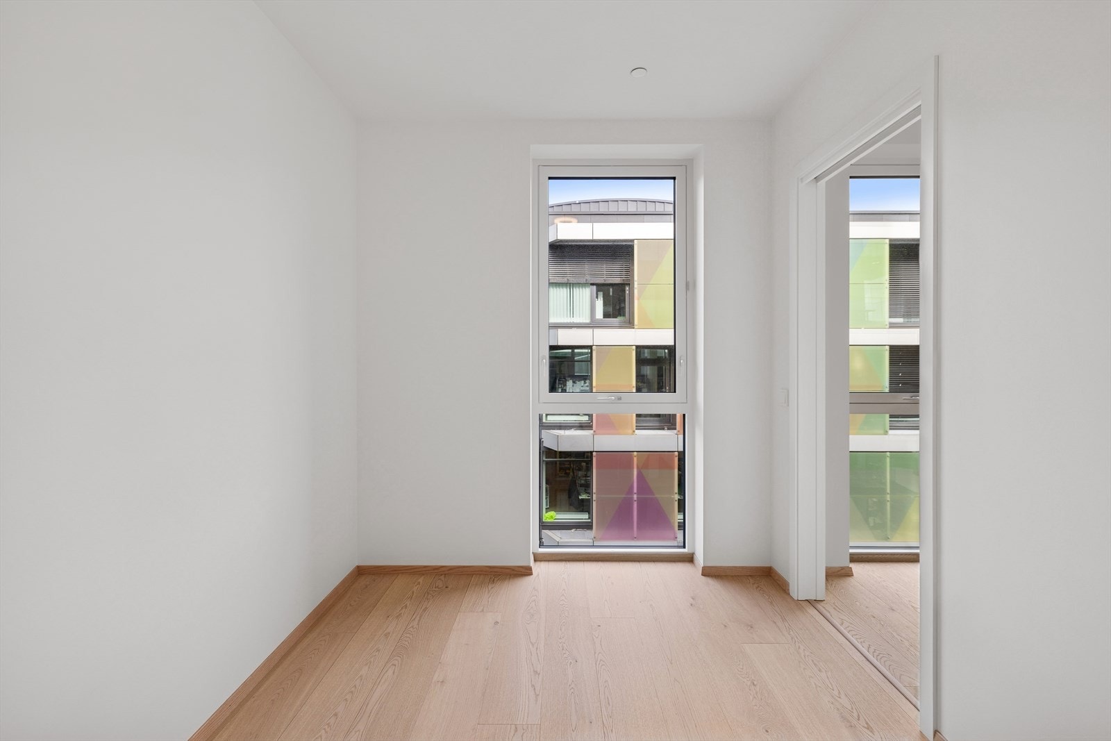 Soverommet er praktisk utformet med skyvedør for å spare plass og skape en funksjonell sone for hvile. Galleribilde