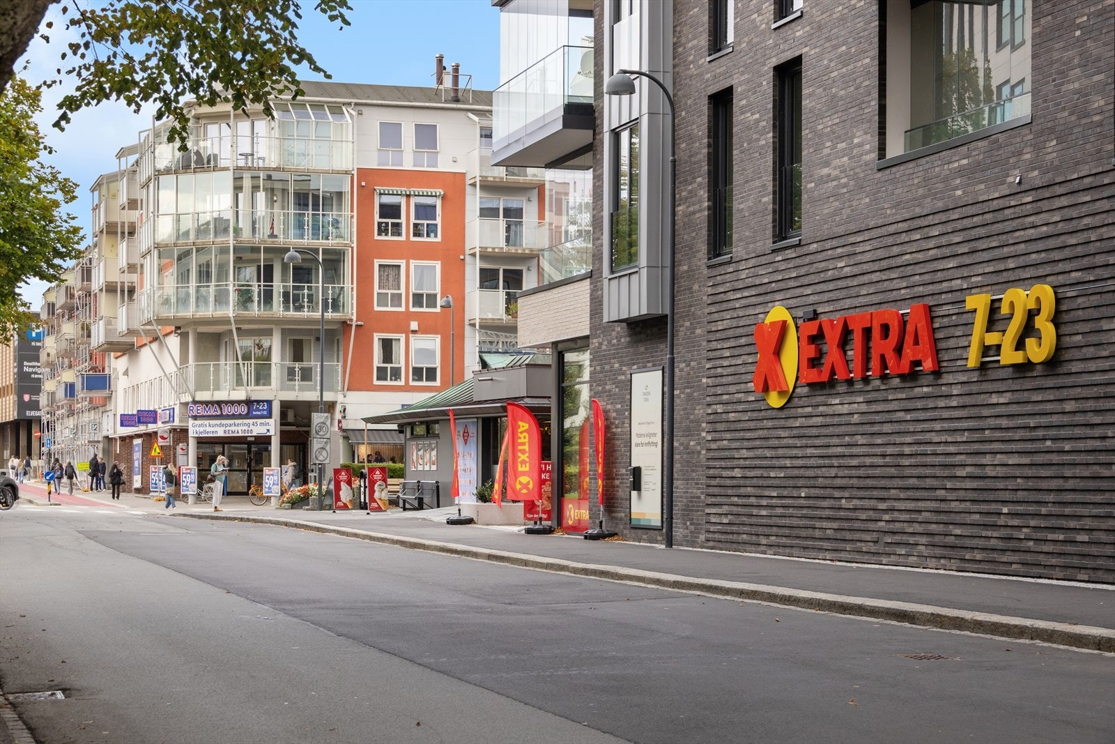 Hverdagen gjøres enkel med dagligvarebutikker som Coop Extra Tangen Torv og Rema 1000 Tangen, begge under tre minutters gange unna Galleribilde