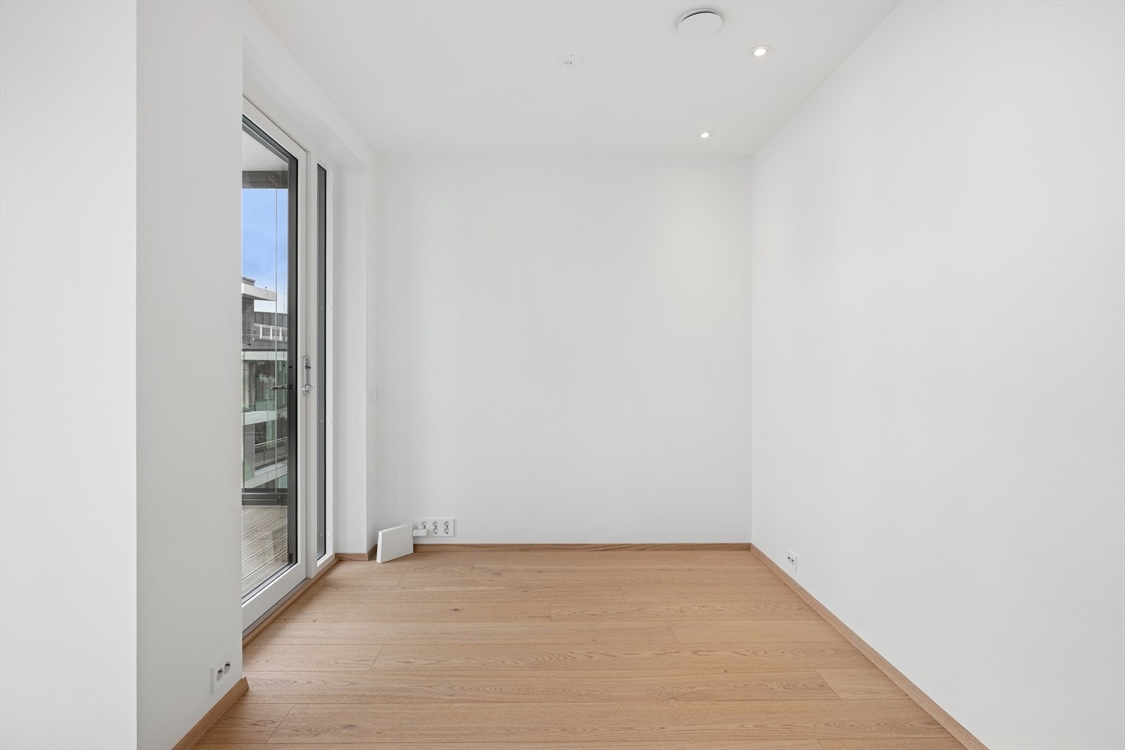 Romslig stue med plass til både sofagruppe og spisebord, fylt med dagslys fra store vindusflater. Galleribilde