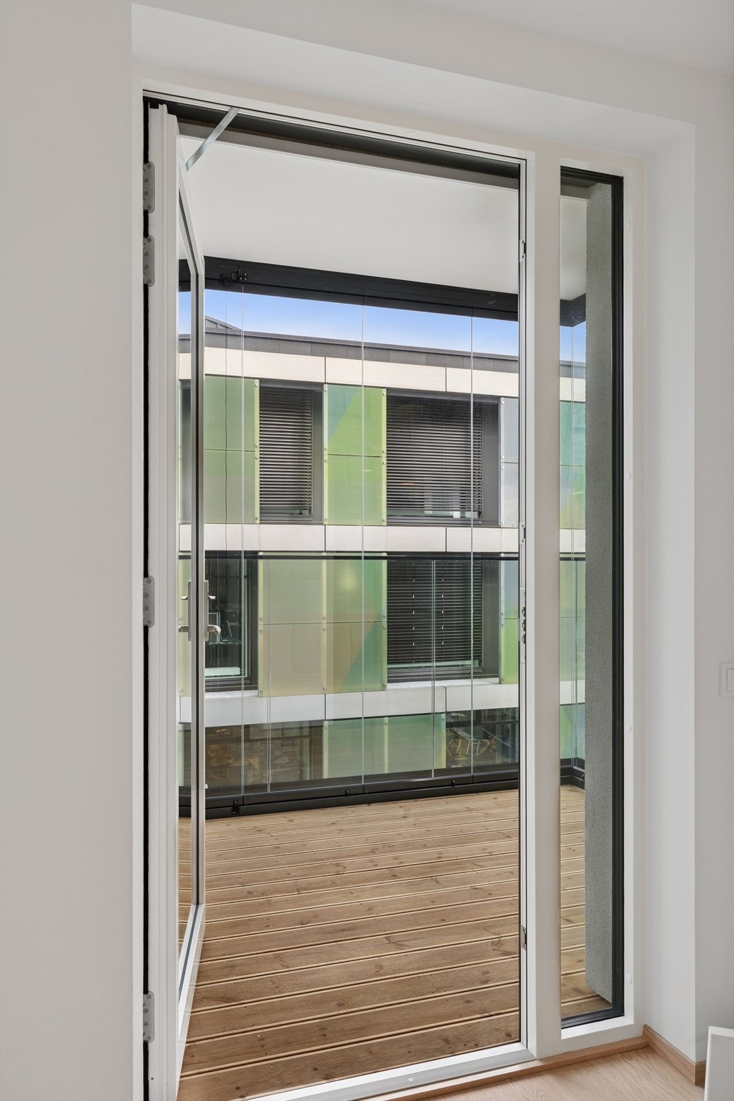 Lys og romslig balkong som gir ekstra plass til sosialt samvær og avslapning. Galleribilde