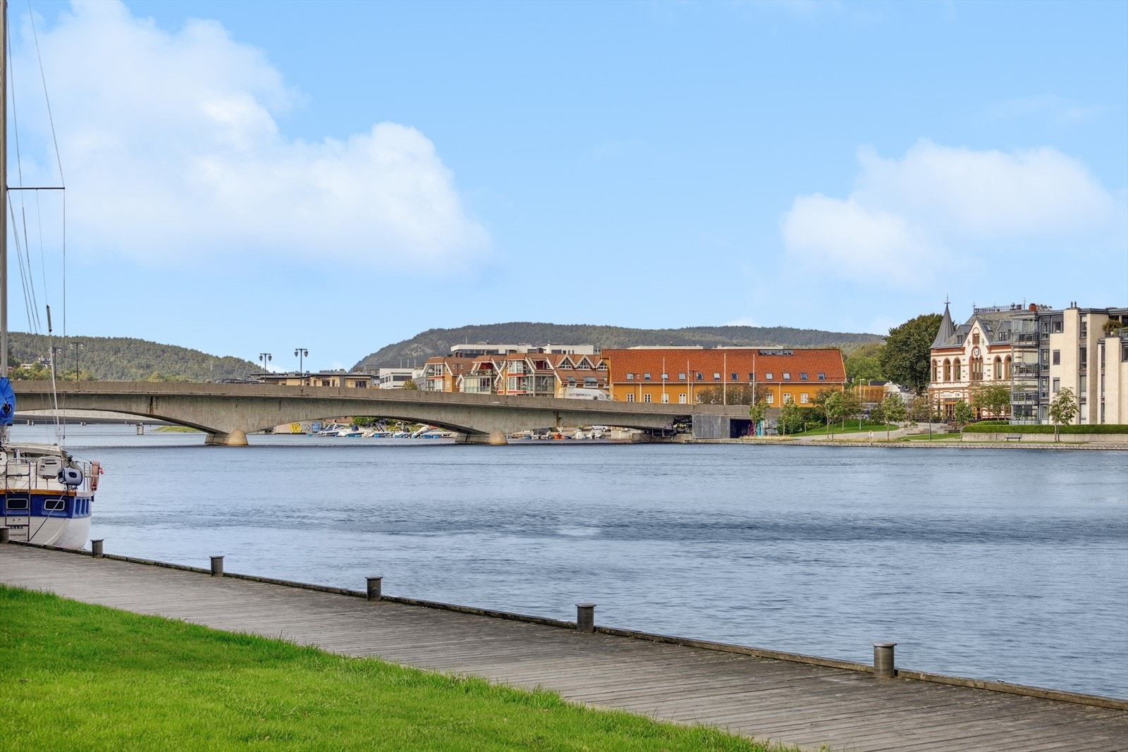 Sjønært område med kort vei til Bystranda, strandpromenaden og flotte turområder. Galleribilde