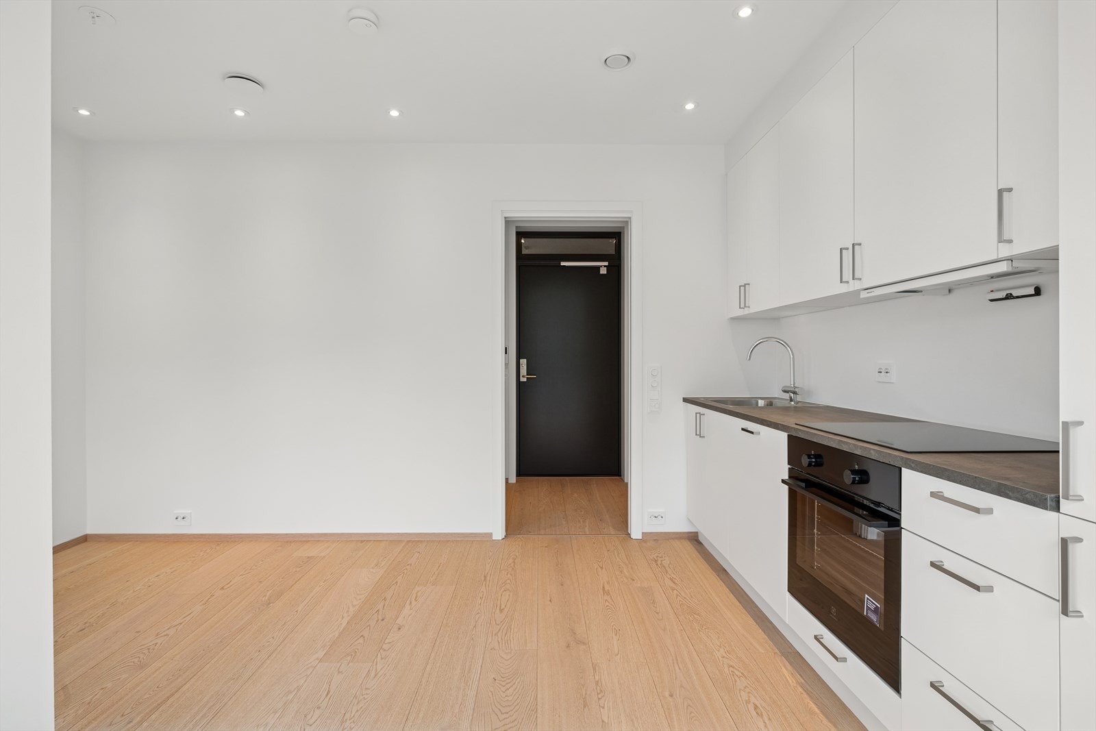 Åpent og lyst kjøkken som harmonerer med stuen og skaper en sosial sone for mat og samvær. Galleribilde