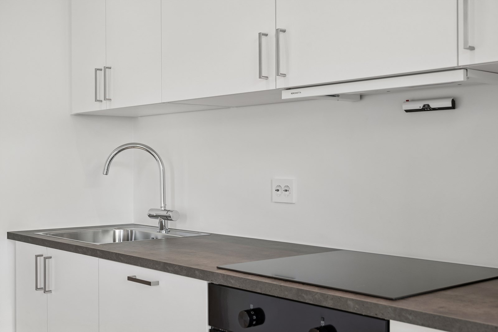 Rikelig med skap- og benkeplass gjør kjøkkenet både praktisk og funksjonelt. Galleribilde