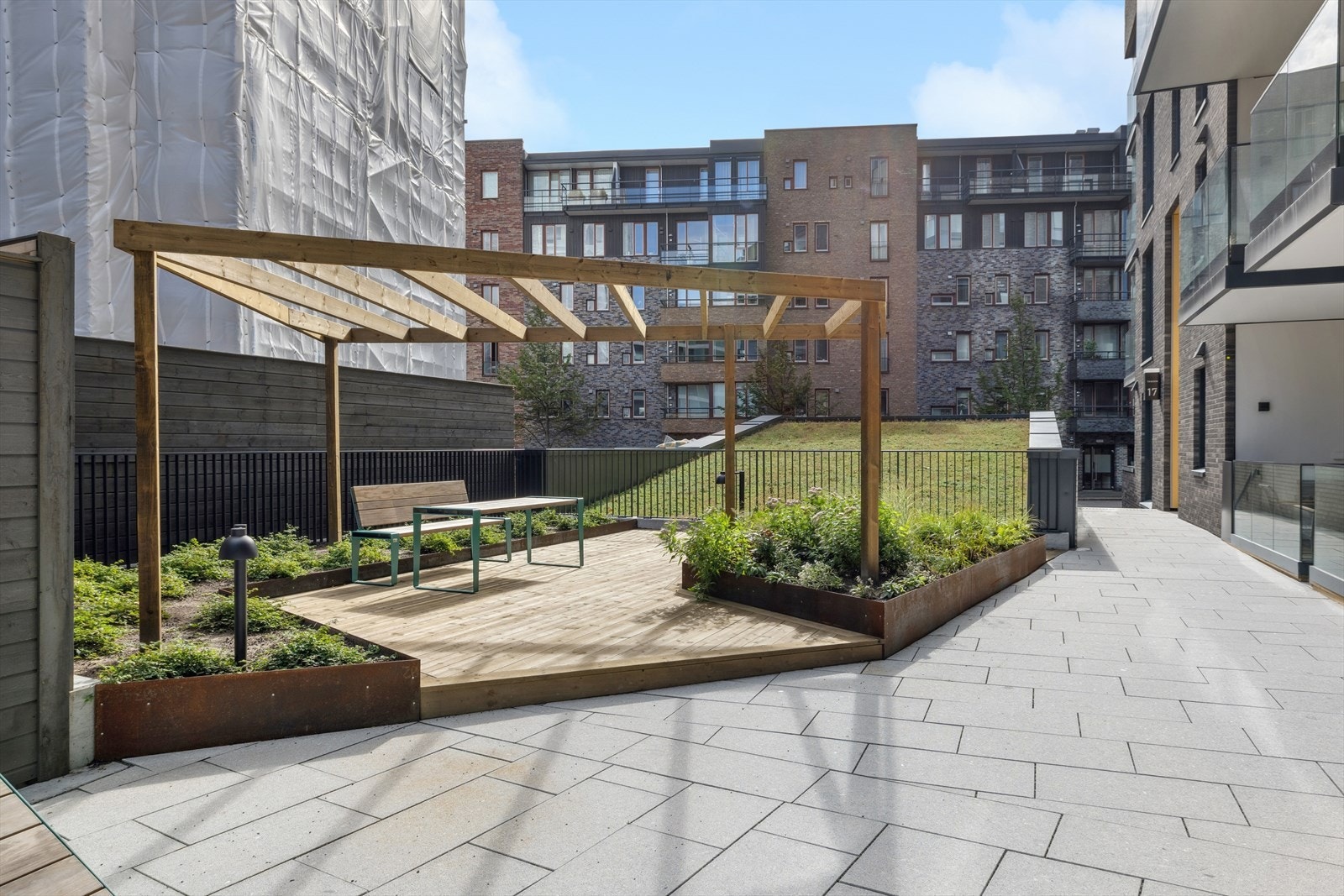 Velholdt uteareal med grøntområder og trivelige oppholdsplasser rett utenfor bygget. Galleribilde