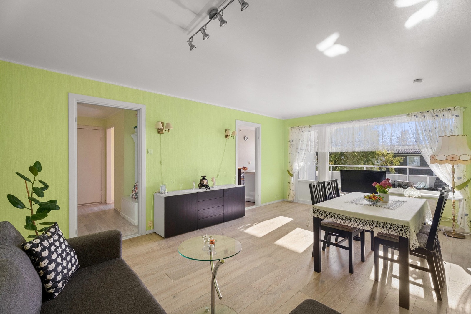 Stuen fremstår som et innbydende allrom for både avslapning og måltider. Størrelsen gjør det enkelt å innrede med ulike møbleringssoner Galleribilde