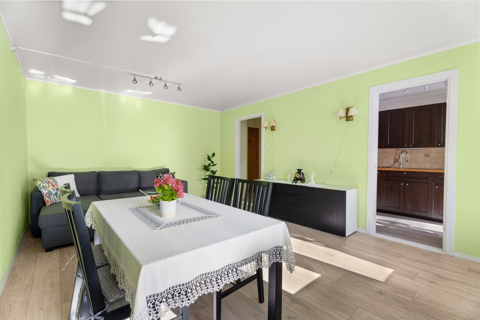 Gulvet har enstavs laminat og veggene er malt i en frisk grønnfarge. Galleribilde