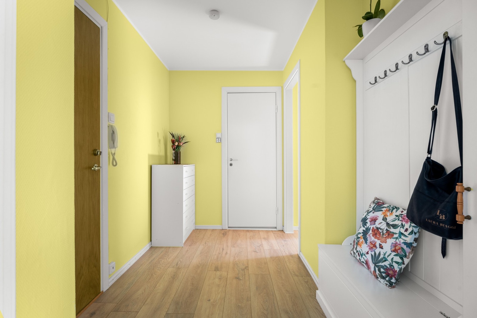 likhet med resten av leiligheten, ble entreen pusset opp i 2014 med enstavs laminatgulv og malte vegger. Galleribilde