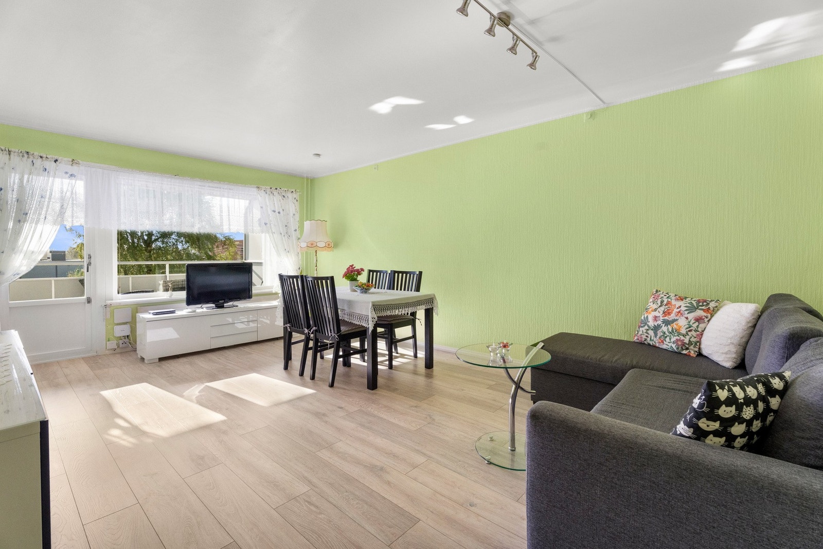 Stuen fremstår som et innbydende allrom for både avslapning og måltider. Galleribilde