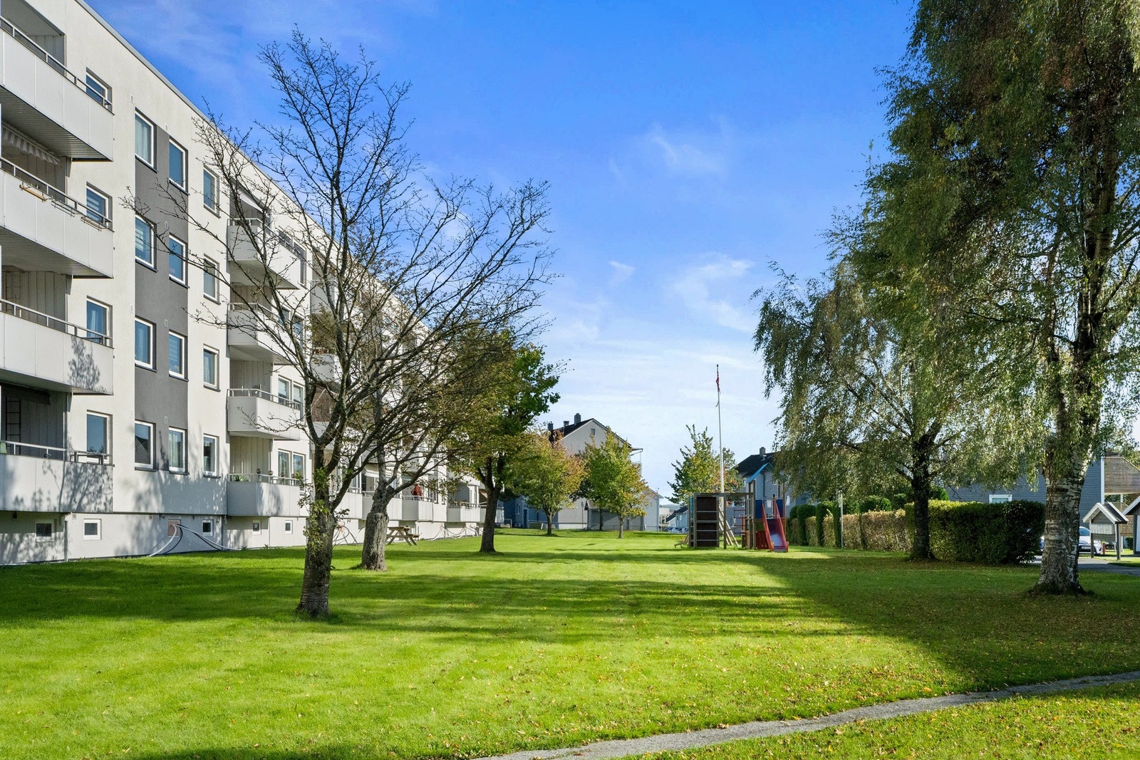 Borettslaget har asfaltert parkeringsplass og store grøntområdet med variert beplantning, samt lekeapparater. Galleribilde