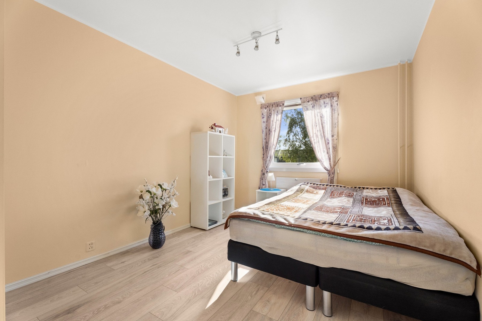 Leiligheten har et lyst soverom innredet med et romslig garderobeskap. Galleribilde