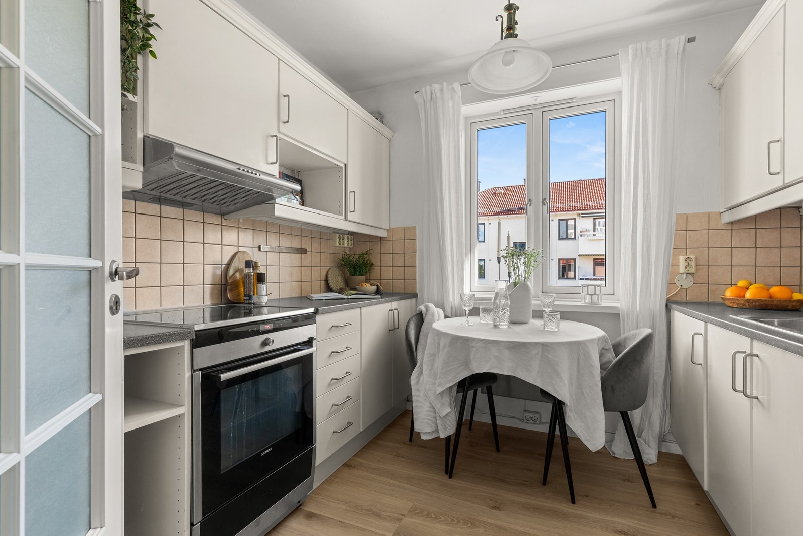 Det er også plass til et spisebord på kjøkkenet. Galleribilde
