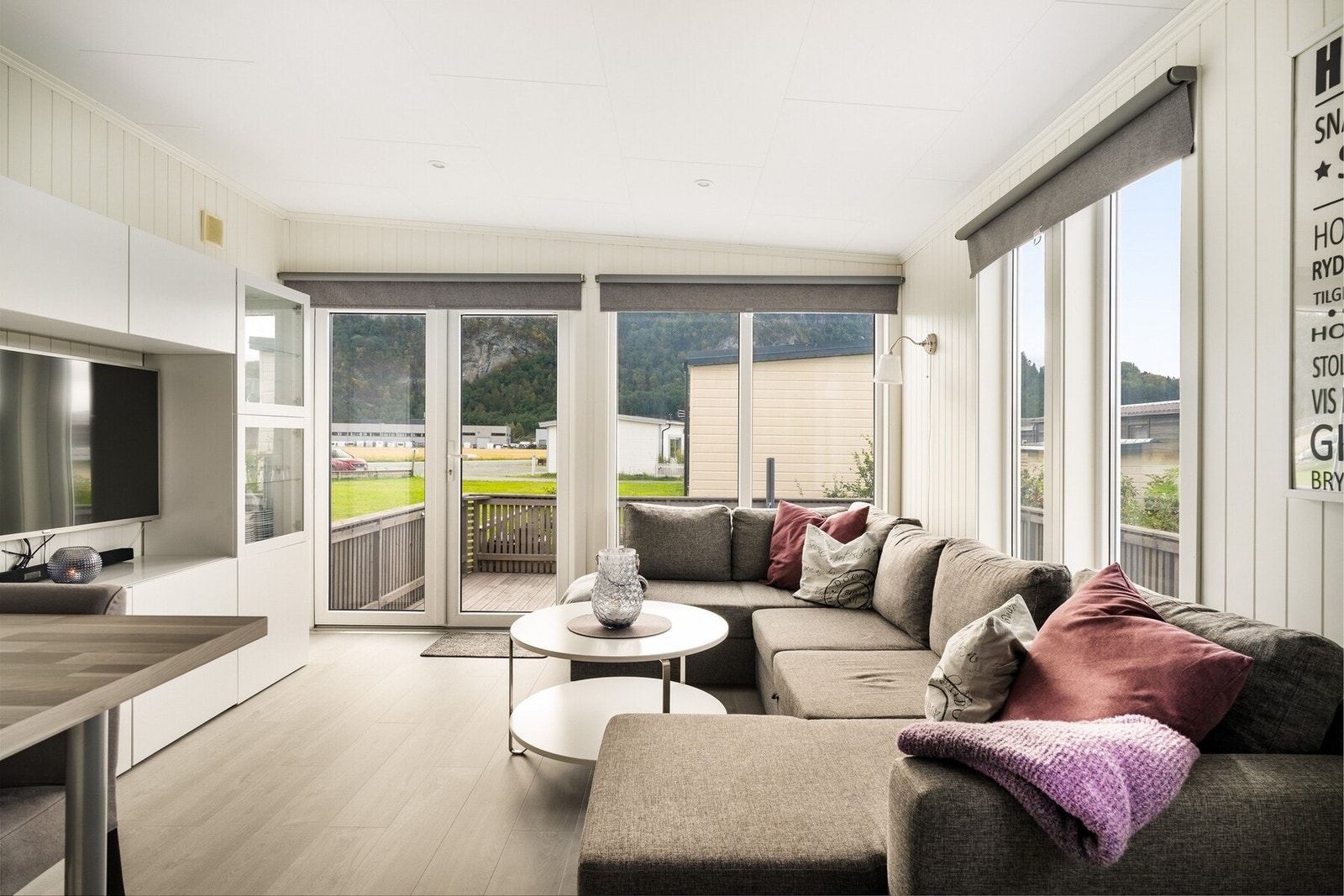 Sofaen er spesiallaget for å passe i hytta og har rikelig med oppbevaringsplass under setet og kan enkelt gjøres om til sovesofa. Galleribilde