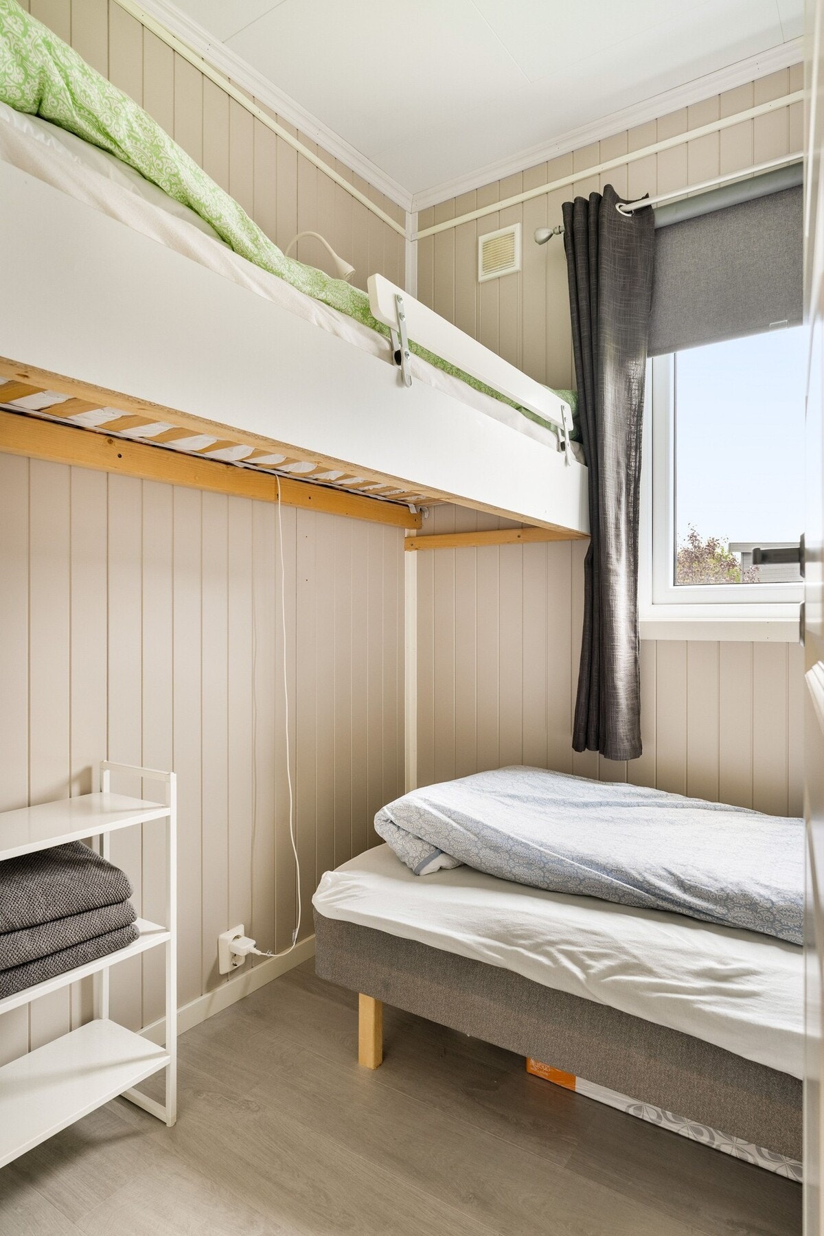 Smart utnyttelse av plassen på soverommet med to senger - perfekt for barnerom eller gjester. Galleribilde