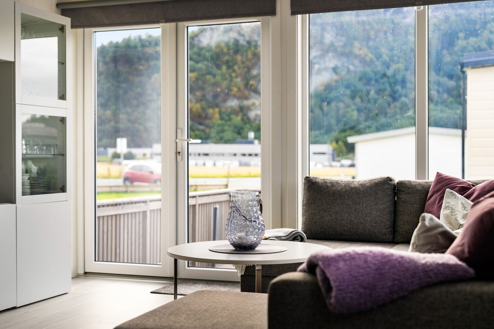 Stuen og kjøkkenet nyter godt av de store vindusflatene som slipper inn masse naturlig lys. Galleribilde