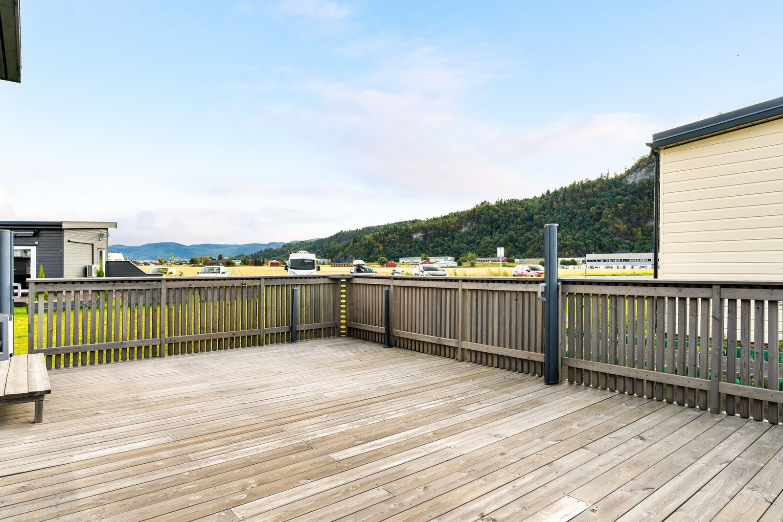 Her har man god plass til både utemøbler, grill og sosiale soner. Galleribilde