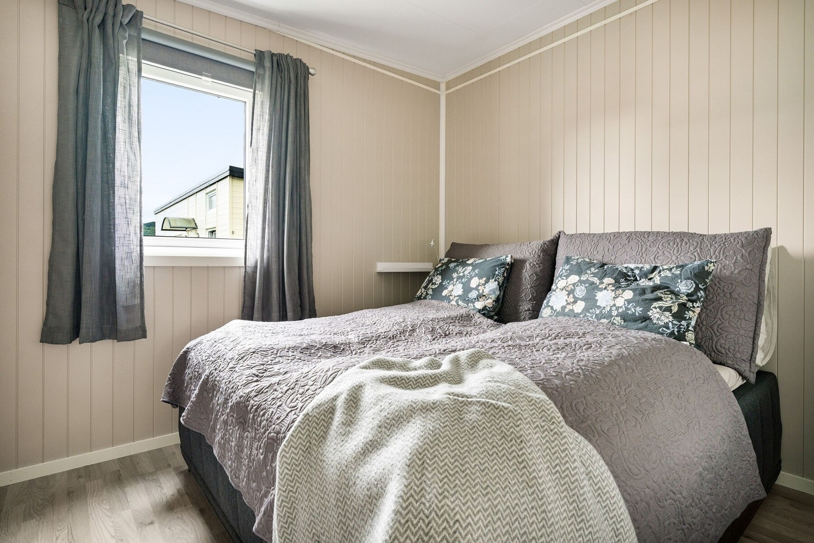 Lyst og koselig soverom med god plass til dobbeltseng og vindu som gir godt med naturlig lys. Galleribilde