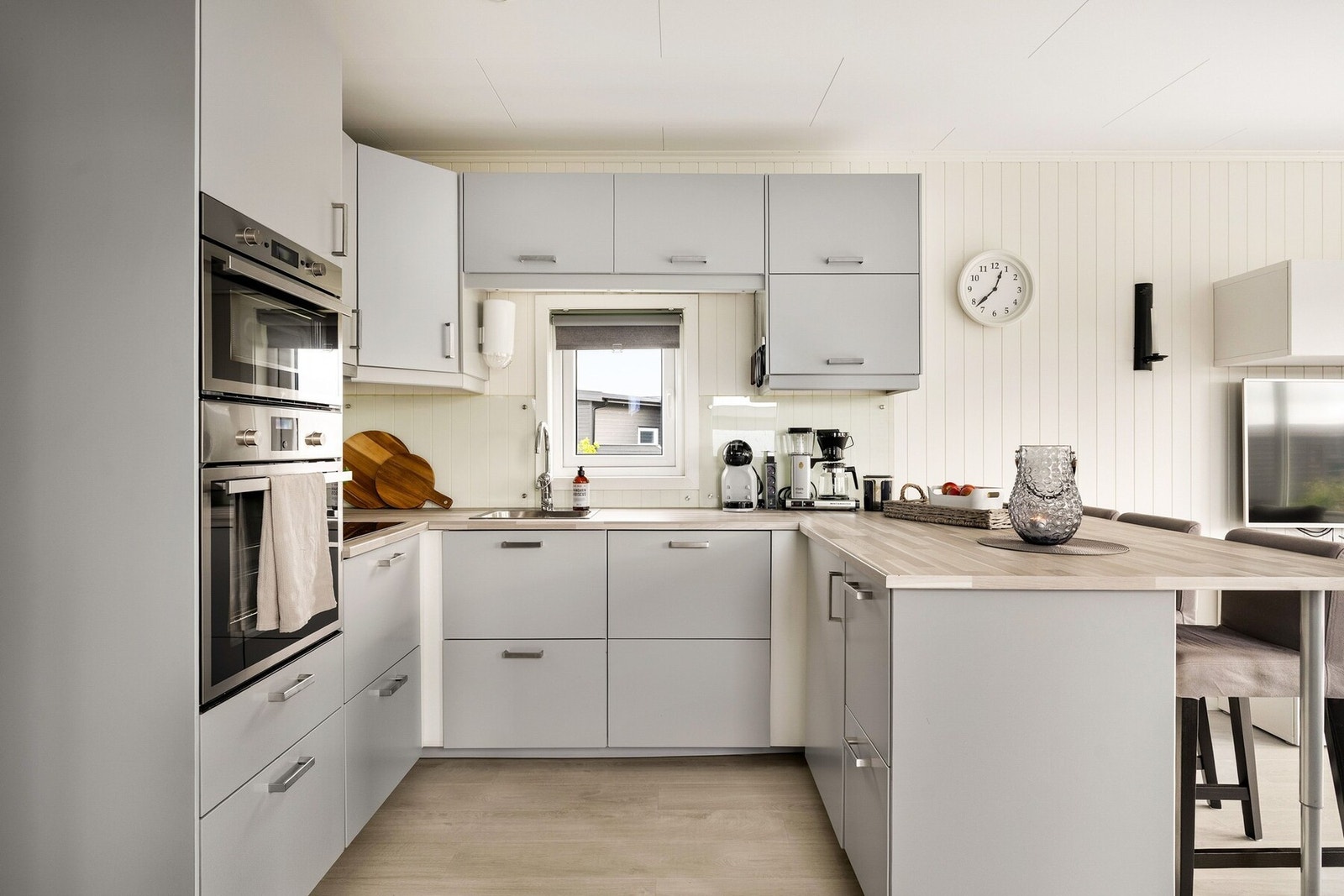 Moderne og nytt IKEA-kjøkken med integrerte hvitevarer: mikrobølgeovn, stekeovn, oppvaskmaskin og platetopp. Galleribilde