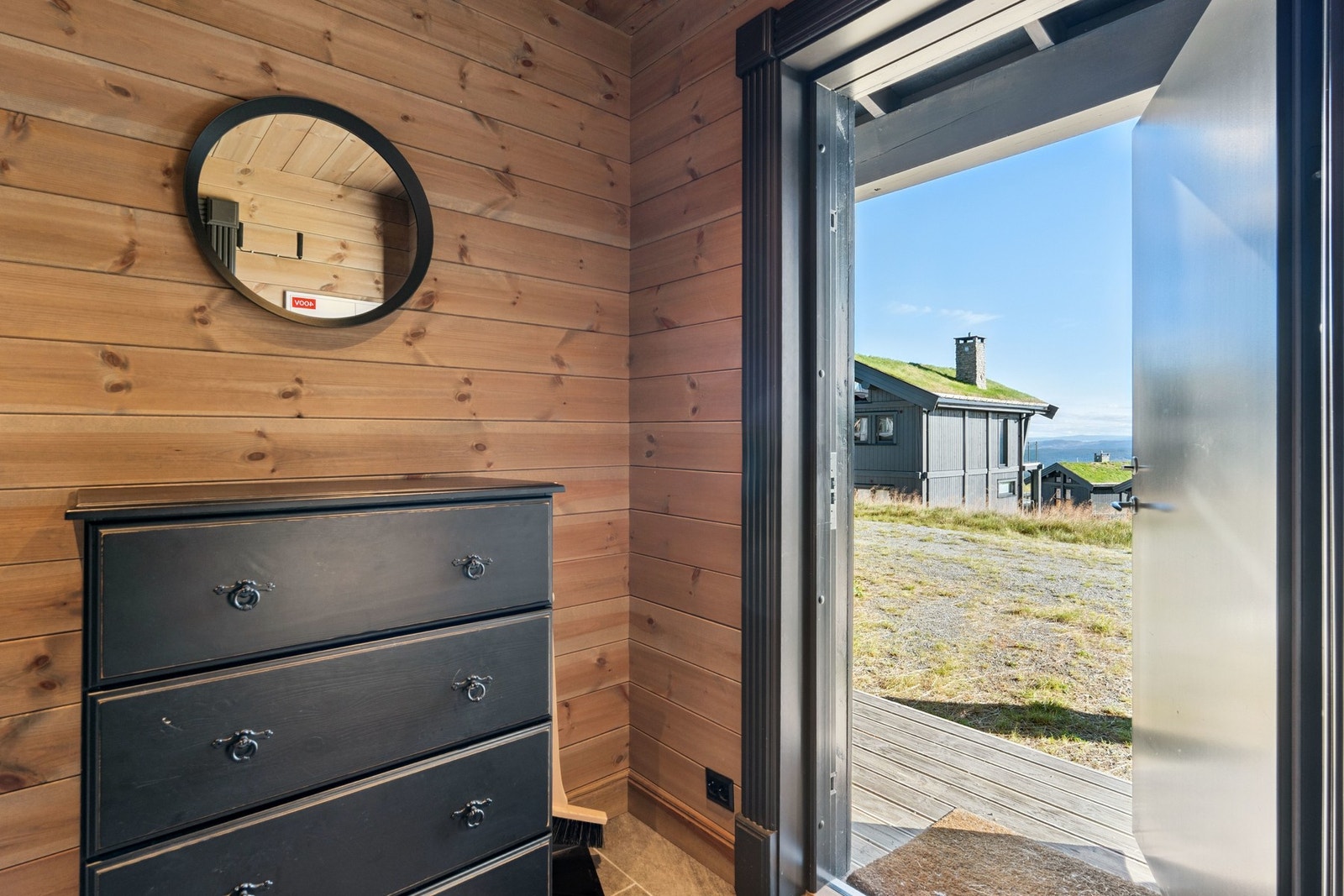 Entréen har flislagt gulv Galleribilde