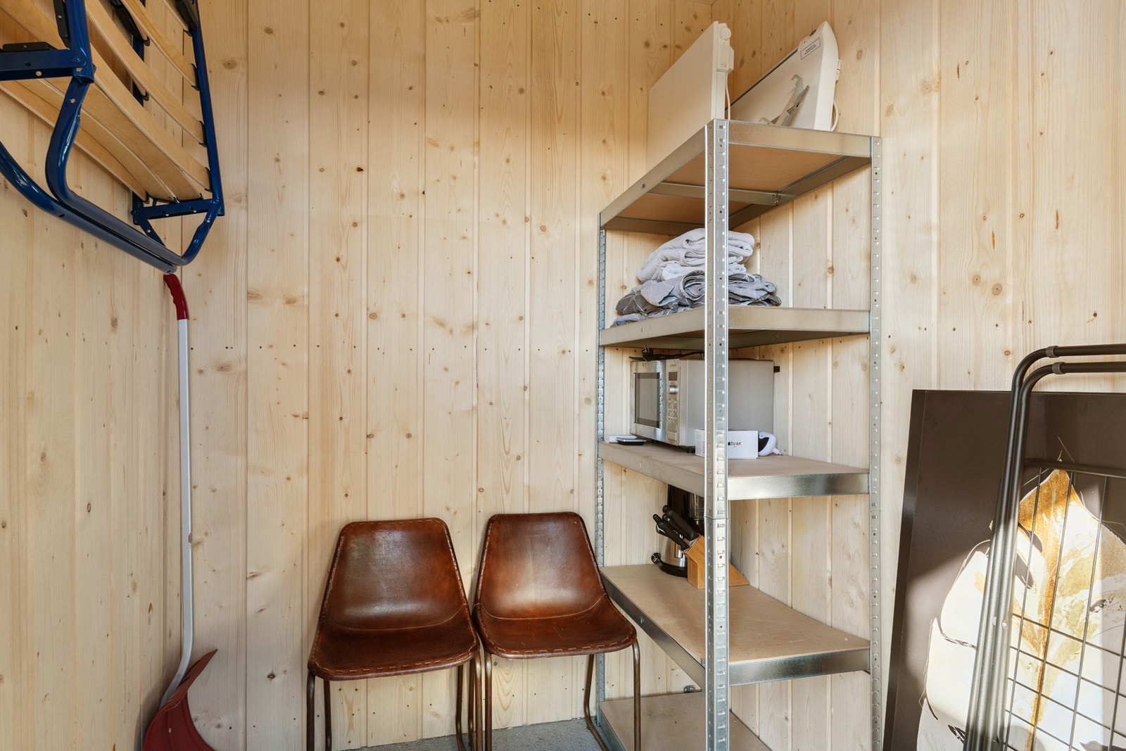 Bod med praktisk plass til oppbevaring av utstyr. Boden er isolert og kledd med panel. Her er det også installert egen elbillader. Galleribilde