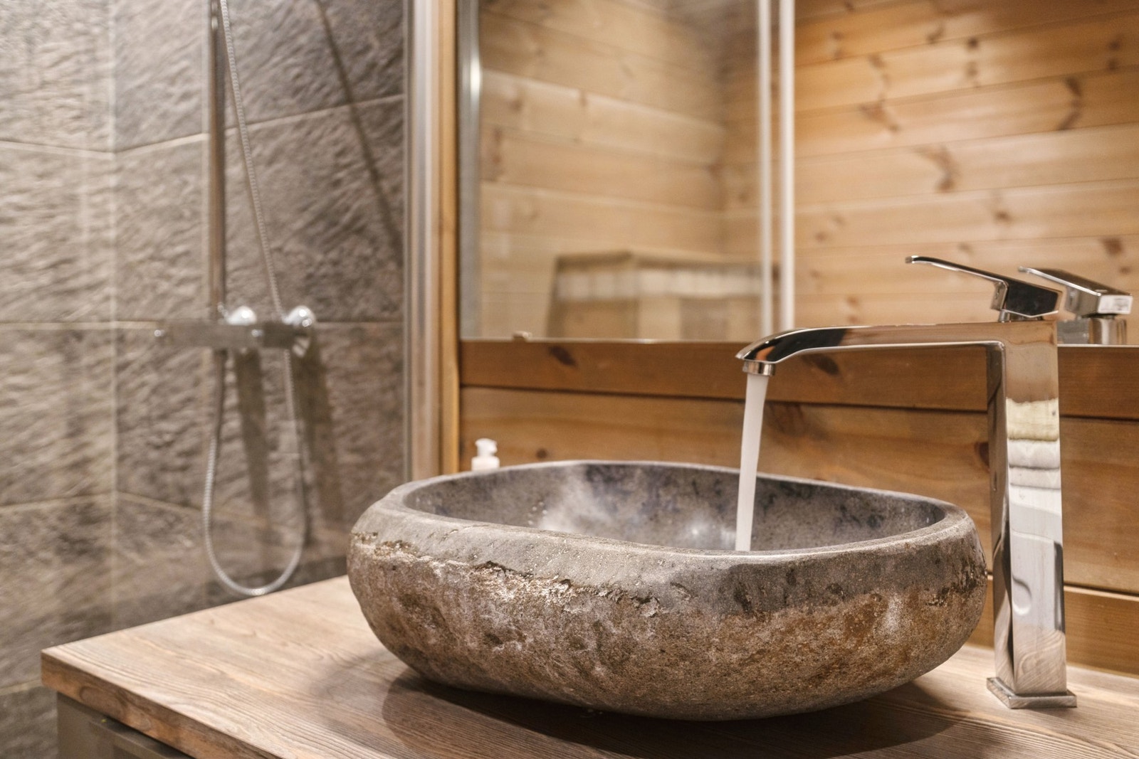 Moderne servant på benkeplate av heltre. Galleribilde